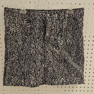 Woman's Lee natural fit safari print skort. 10 Medium.